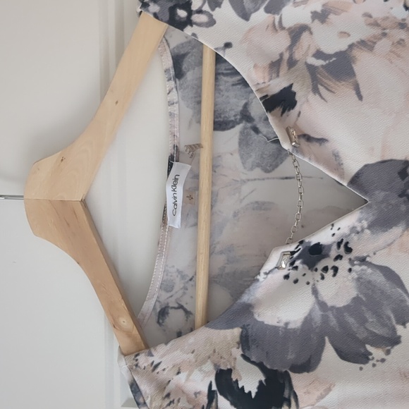 Calvin Klein sleeveless top, in vintage pink and grey floral pattern. Size small - Picture 4 of 4